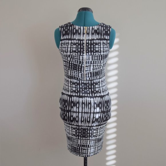 Sleeveless V-Neck Bodycon Form Fitting Mini Dress Black and White Pattern - Picture 4 of 9